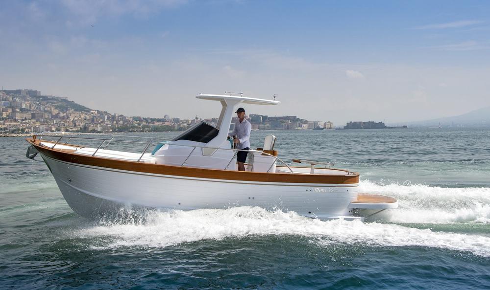 Bateau à moteur en navigation