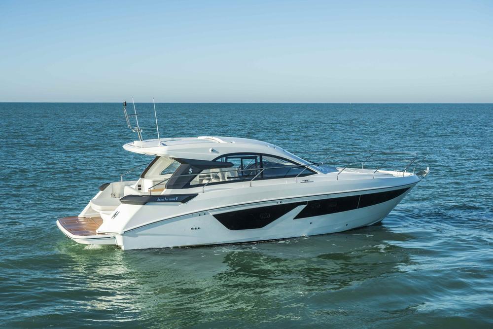 Yacht protégé pour l'hiver