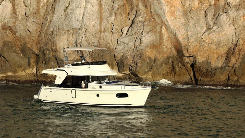 Bateau au pied d'une falaise calcaire