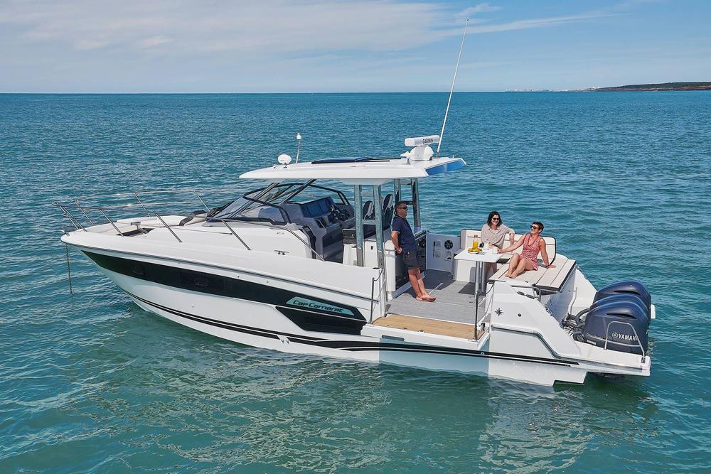Bateau à moteur en navigation