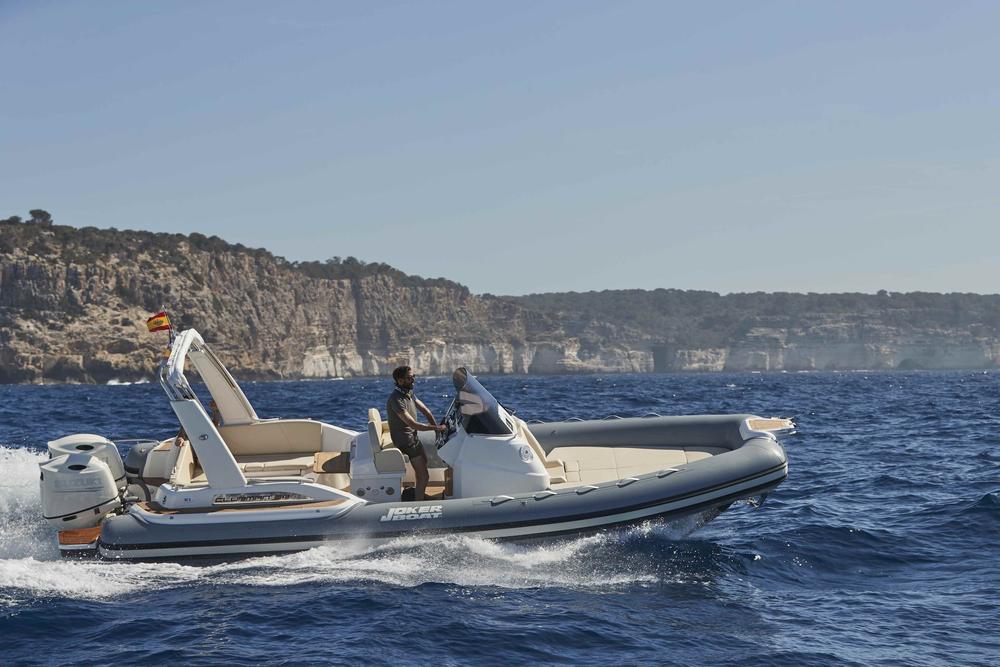 Essai en mer d'un semi-rigide le long de la côte