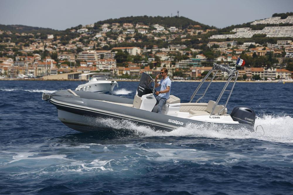 Instructeur de yacht expérimenté