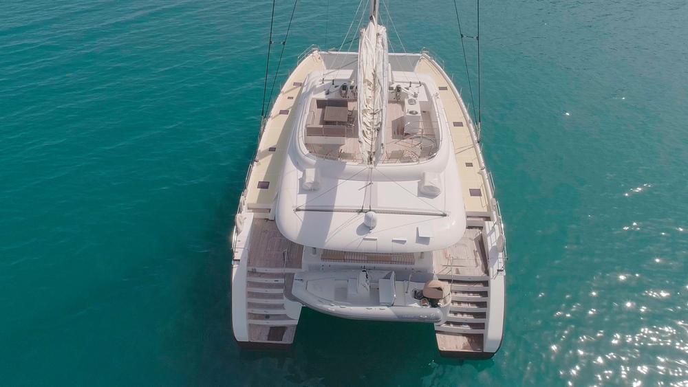 Catamaran de luxe au mouillage, vu du ciel