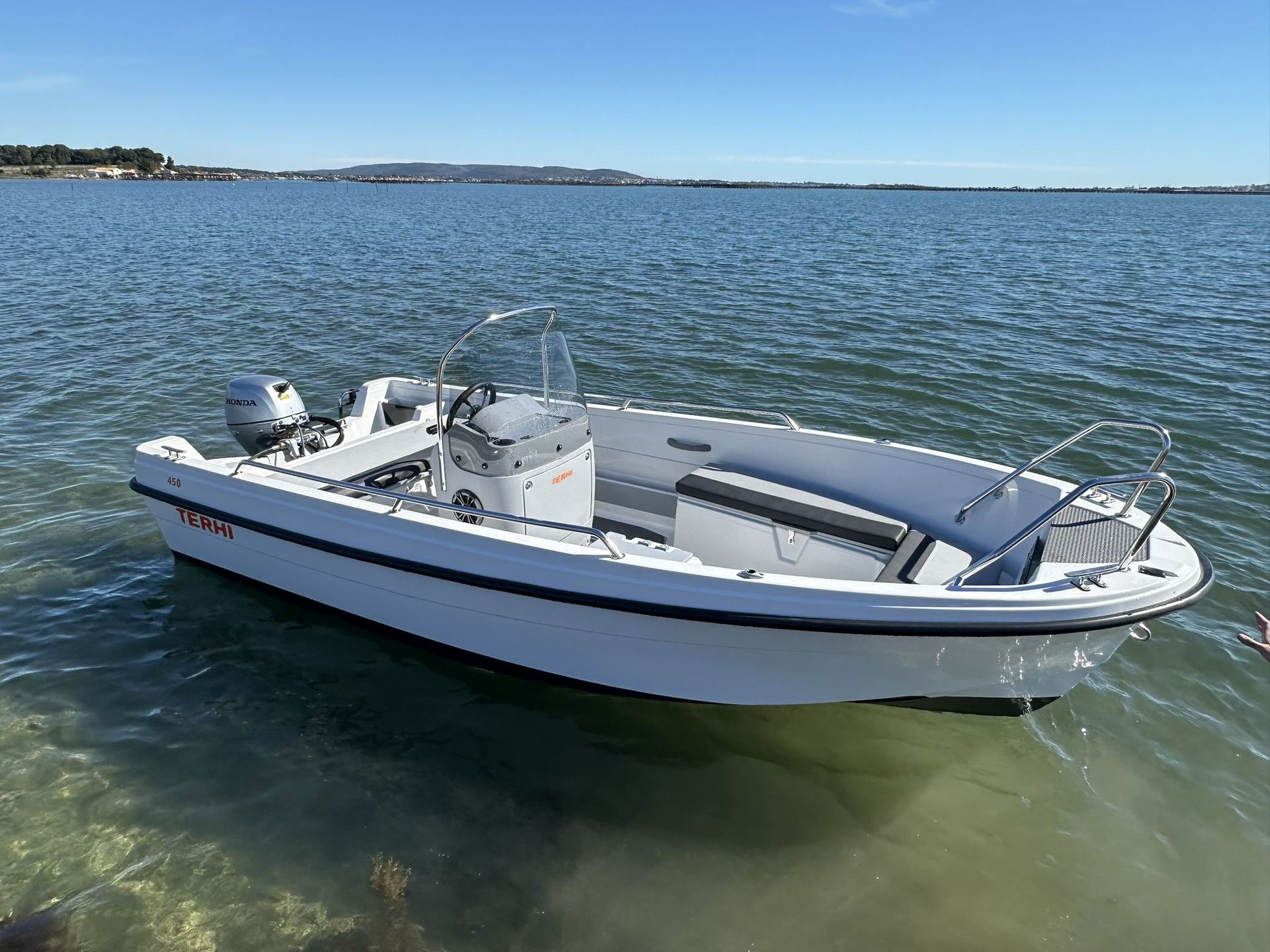 Service de surveillance de bateau